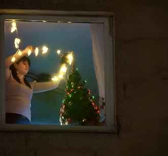 Госэнергогазнадзор пообещал не штрафовать белорусов за новогодние гирлянды на окнах. Но есть нюанс