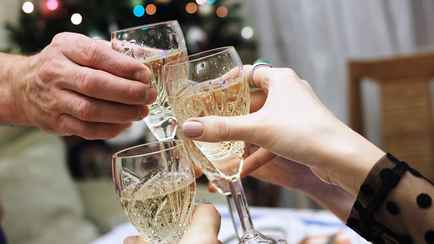 С какими блюдами можно выпить алкоголь в новогоднюю ночь? Диетолог назвала самые безопасные сочетания