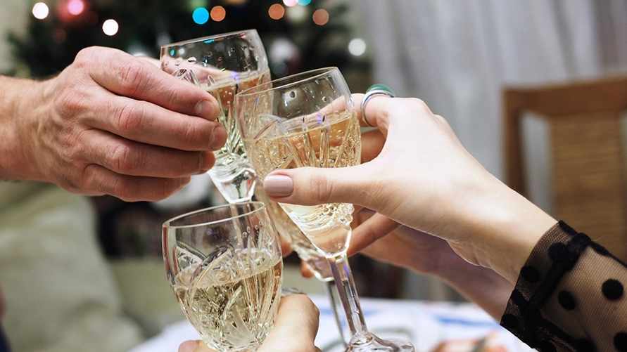 С какими блюдами можно выпить алкоголь в новогоднюю ночь? Диетолог назвала самые безопасные сочетания