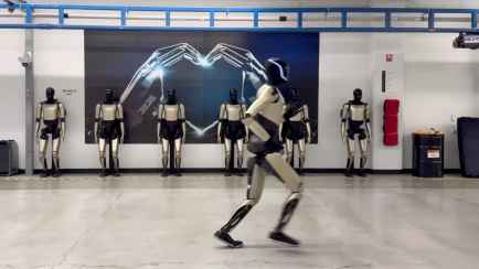 Tesla показала походку робота Optimus и видео стало вирусным