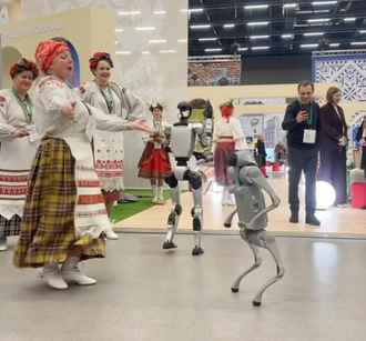 Батл на выставке «Моя Беларусь» народного ансамбля с роботами разделил зрителей — «Куда смотрит Беларусьфильм?»