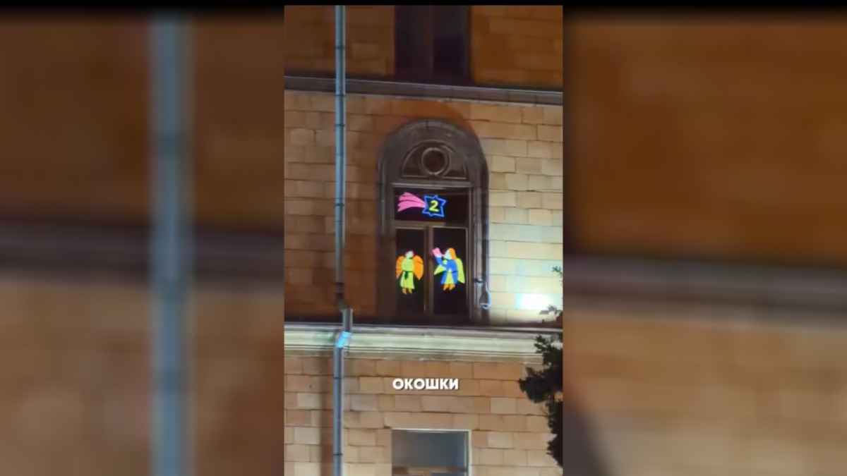 «А будет в окошке гражданство?» - Посольство Франции открыло в Минске самый большой «адвент-календарь»