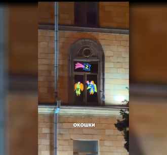 «А будет в окошке гражданство?» — Посольство Франции открыло в Минске самый большой «адвент-календарь»