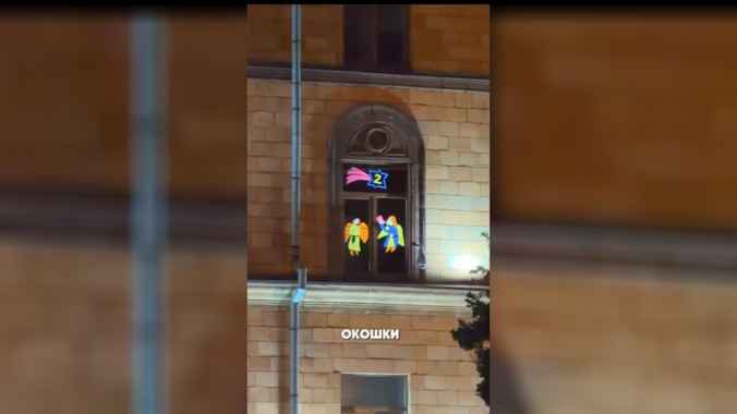 «А будет в окошке гражданство?» — Посольство Франции открыло в Минске самый большой «адвент-календарь»