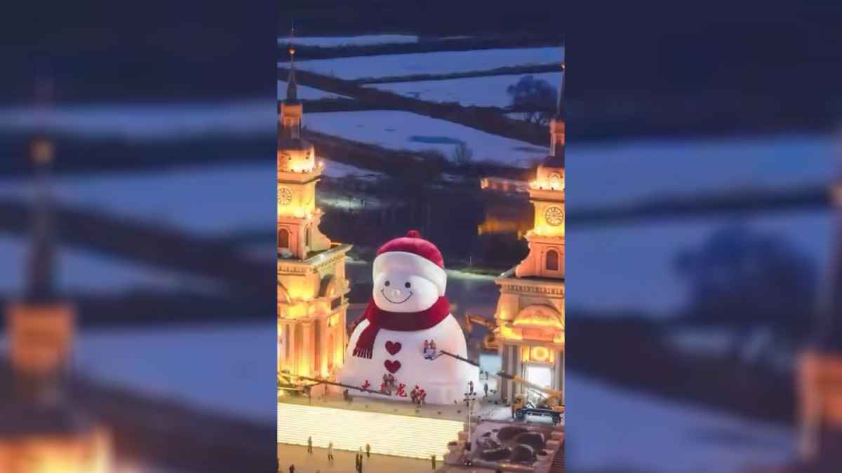 В Китае слепили 19-метрового снеговика