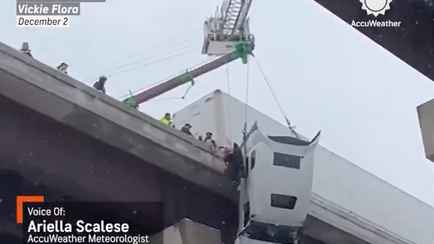 Водитель фуры чуть не слетел с моста и 5 часов провисел на 30-метровой высоте