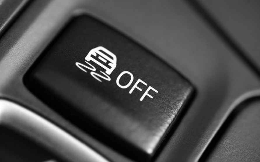 Когда стоит нажимать эту кнопку зимой? Многие водители не понимают принципа работы