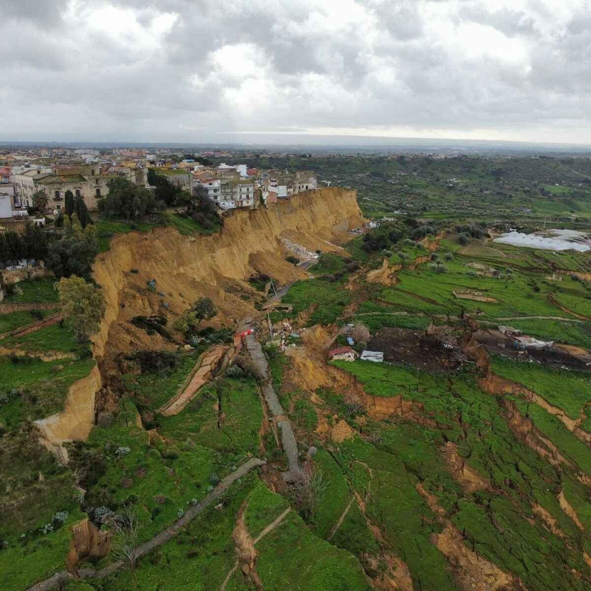 В Италии целый город повис над пропастью - «Это катастрофа»