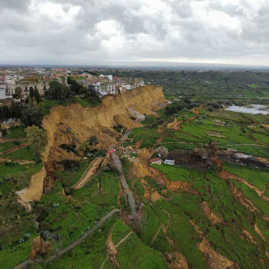 В Италии целый город повис над пропастью - «Это катастрофа»