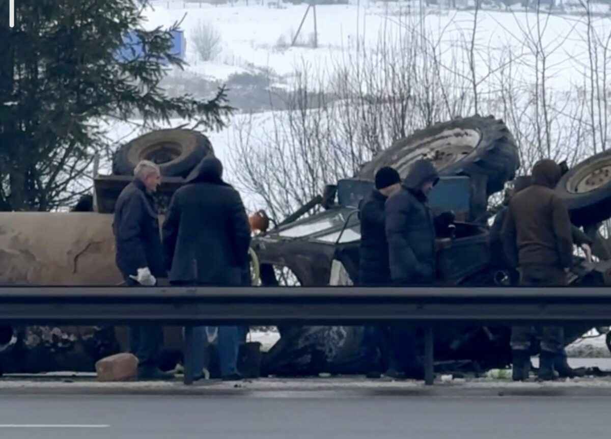 Под Минском затор на трассе Р1 из-за столкновения трактора, легковушки и маршрутки