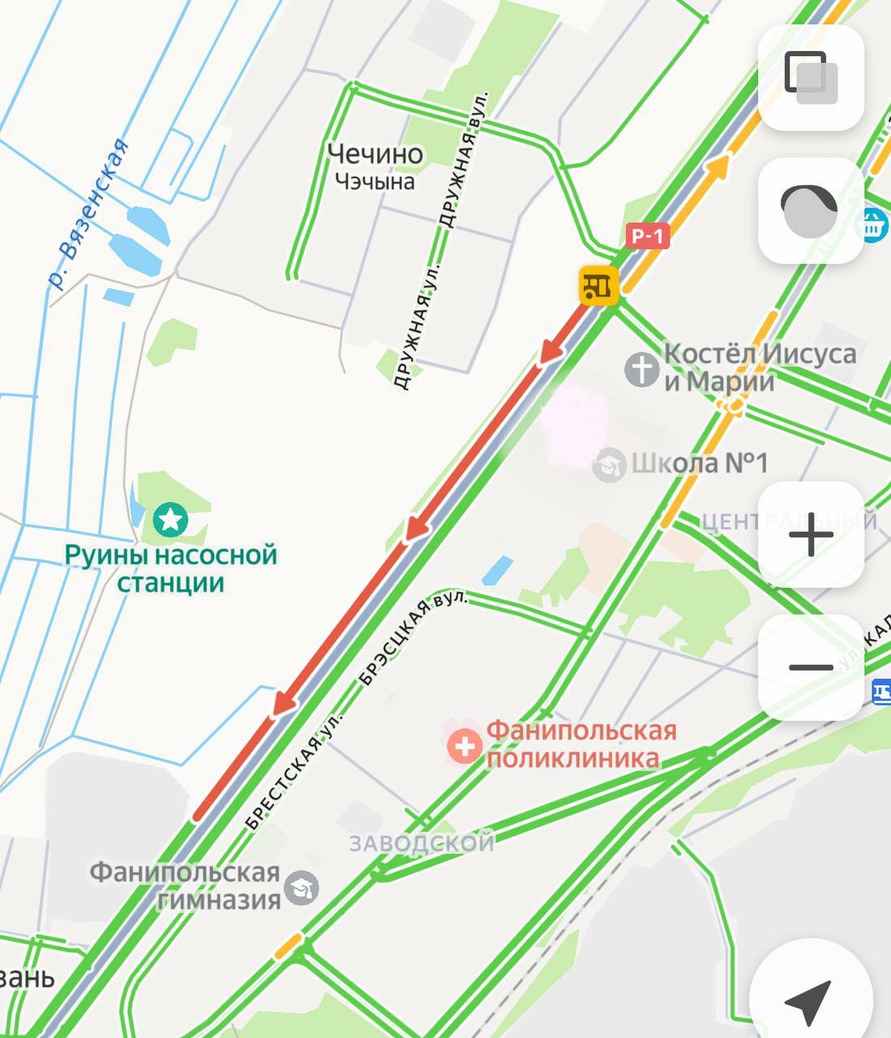 Под Минском затор на трассе Р1 из-за столкновения трактора, легковушки и маршрутки