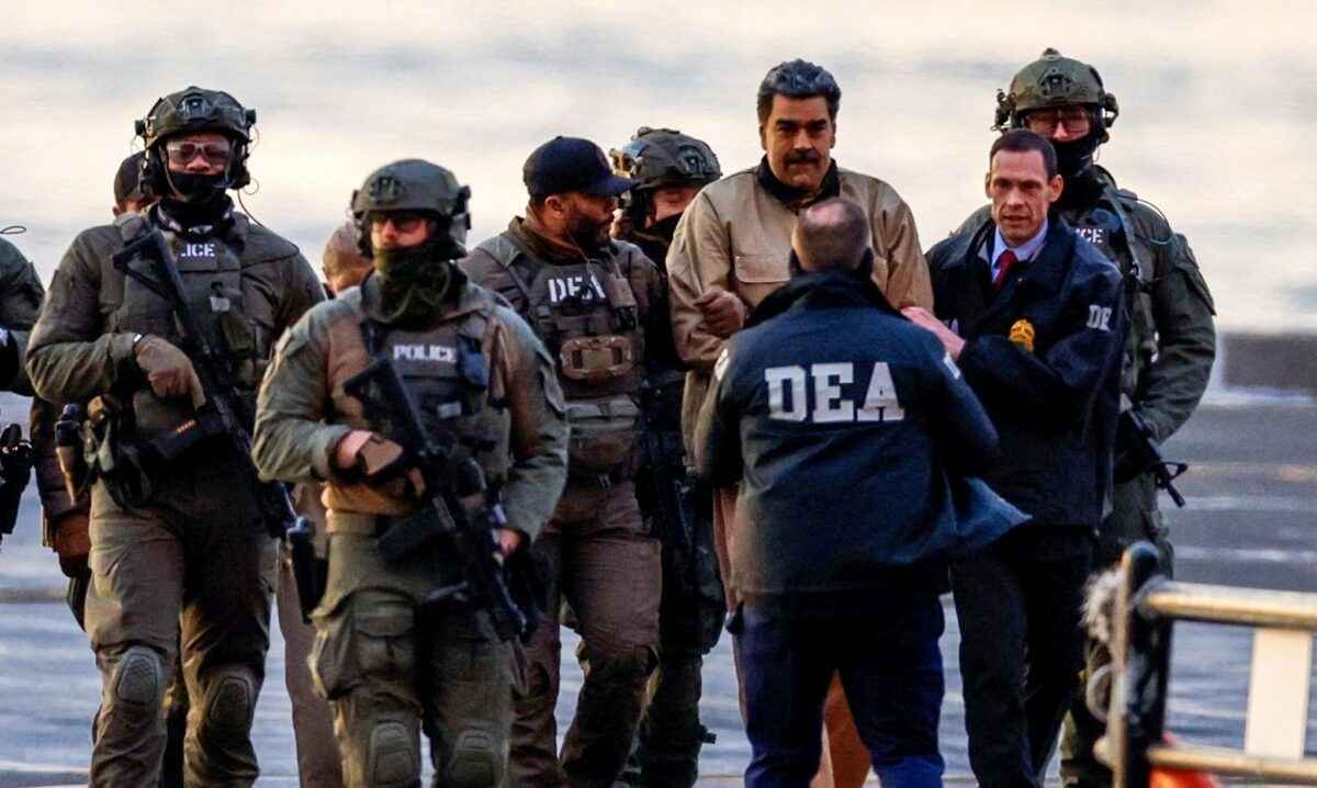 Для доставки Мадуро в суд использовали вертолет и бронеавтомобиль