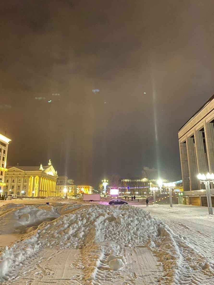 Эксперты объяснили загадочные световые столбы в Бресте и Минске