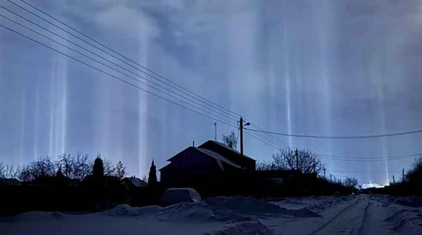 Эксперты объяснили загадочные световые столбы в Бресте и Минске