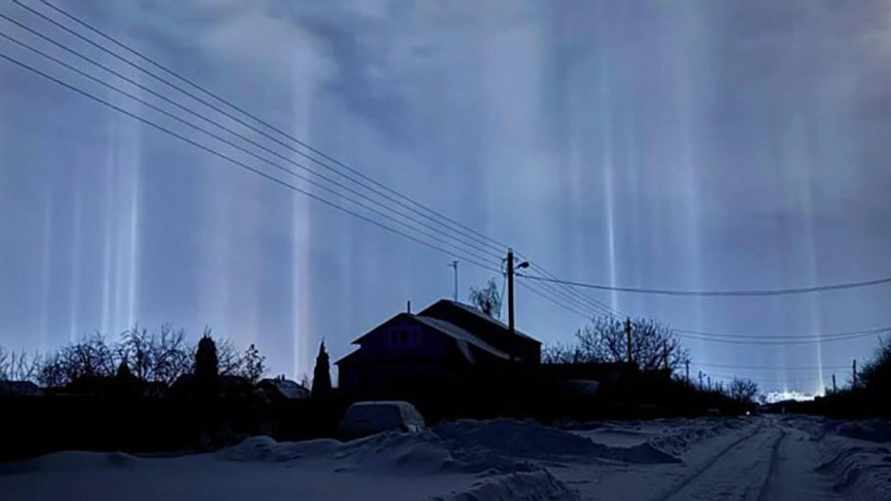 Эксперты объяснили "загадочные" световые столбы в Бресте и Минске