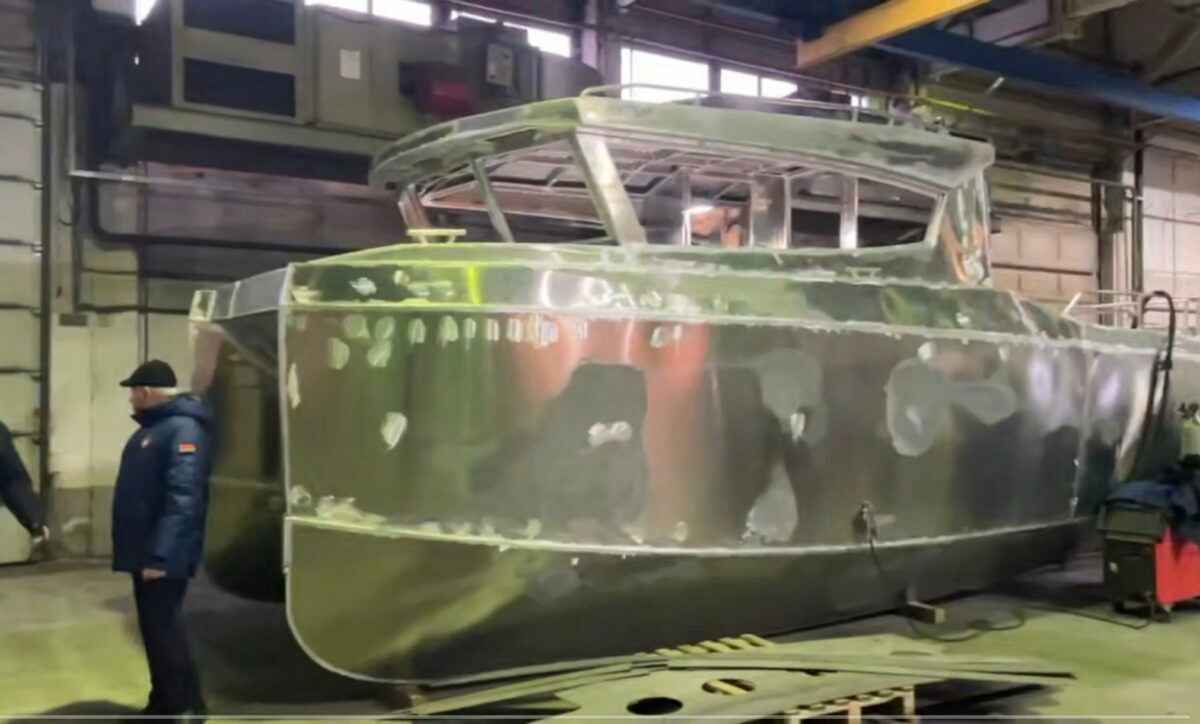 В Бресте собрали первый белорусский катамаран