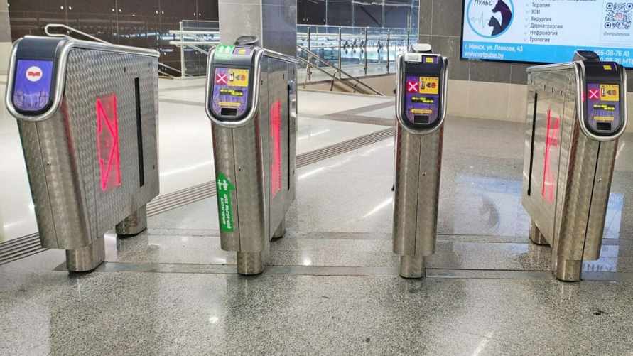 Боитесь, что створки турникета зажмут? В Минском метро рассказали, с какой скоростью надо двигаться