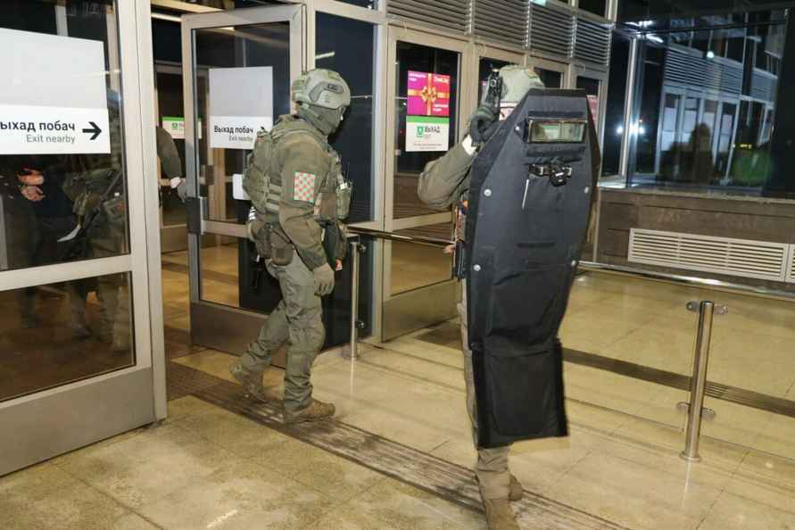 В Минском метро спасали людей и искали взрывчатку