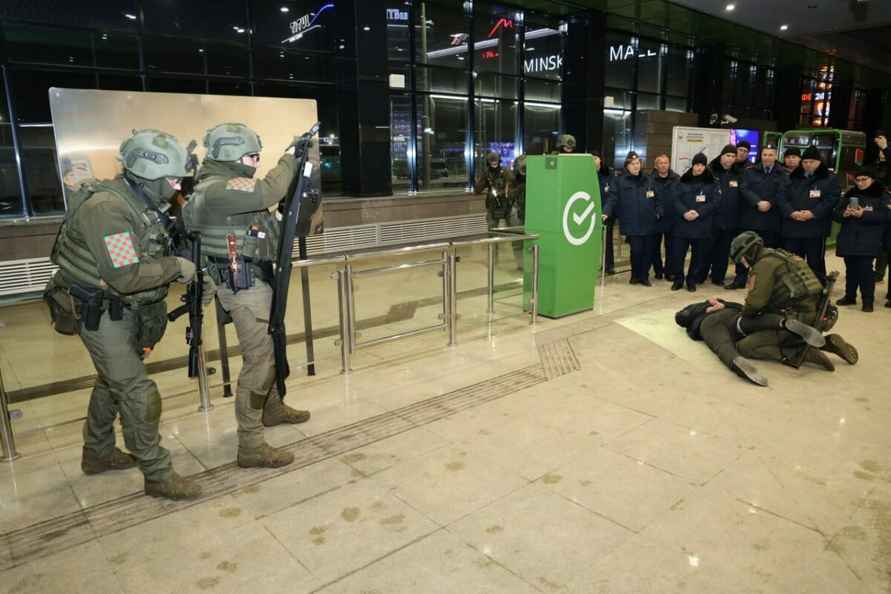 В Минском метро спасали людей и искали взрывчатку