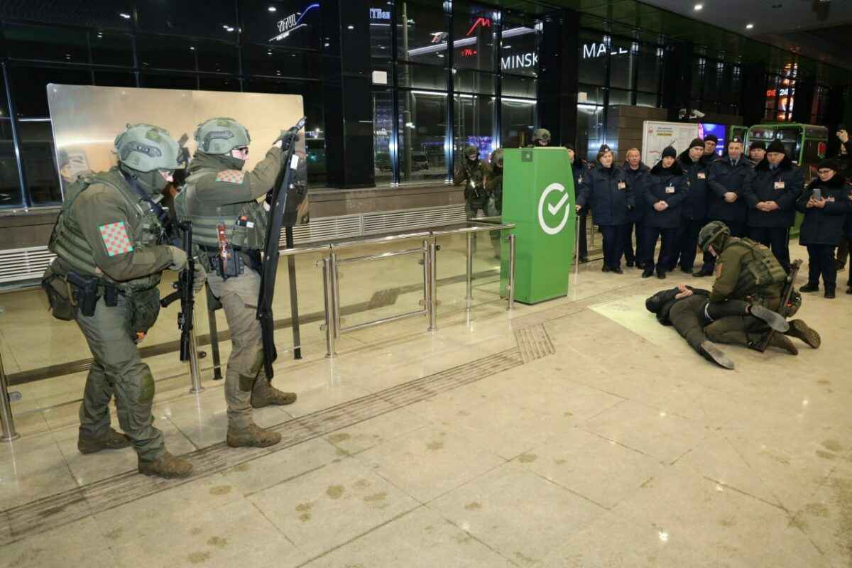 В Минском метро спасали людей и искали взрывчатку