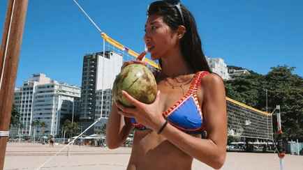 29-летняя девушка зарабатывает $70 000 в год благодаря своим пальцам. Раньше она их стыдилась