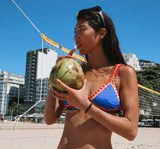 29-летняя девушка зарабатывает $70 000 в год благодаря своим пальцам. Раньше она их стыдилась