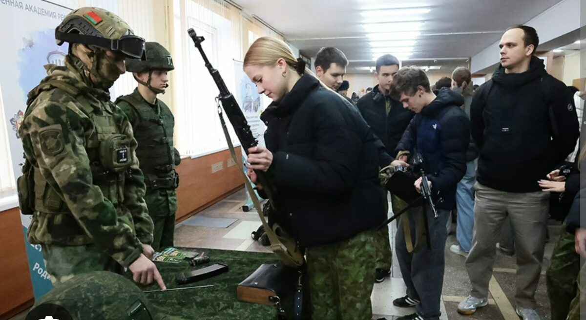 Во всех белорусских школах объявили урок об обязанности "в любую минуту" защищать Родину