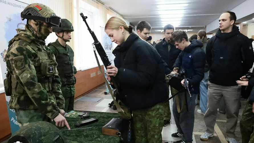 Во всех белорусских школах объявили урок об обязанности "в любую минуту" защищать Родину