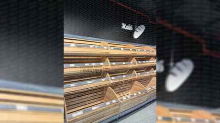 Жители Киева на фоне блэкаута начали под чистую скупать хлеб, воду и топливо