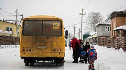 Власти Гомельщины из-за непогоды отменили школьные автобусы. А занятия — нет