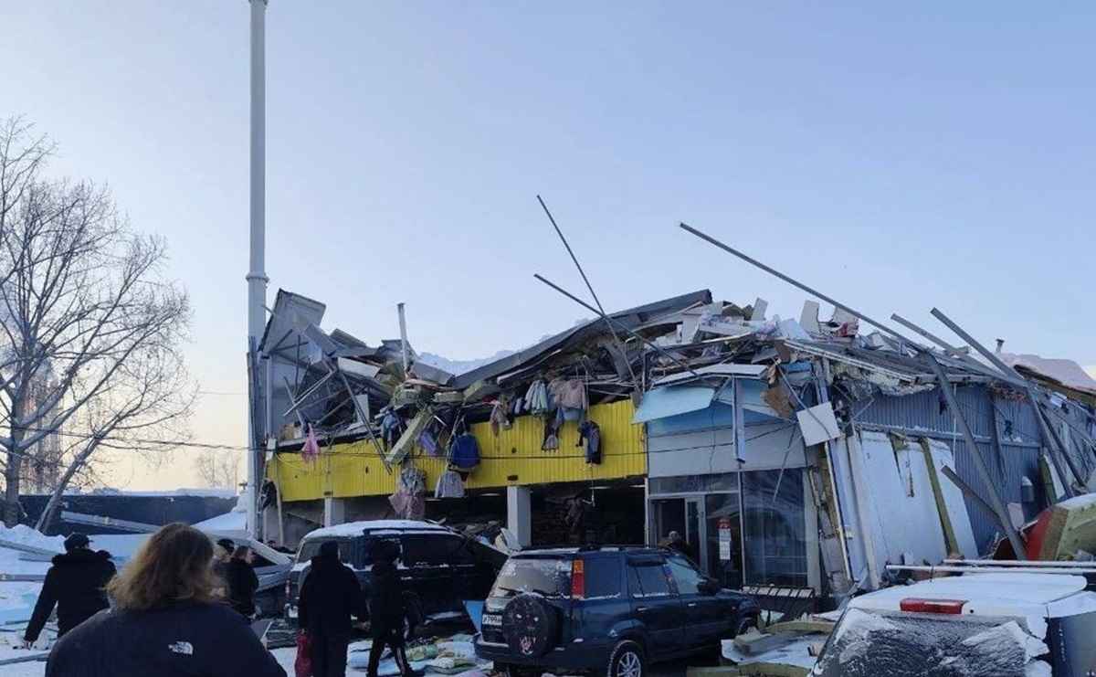 В российском Новосибирске крыша ТЦ обрушилась под тяжестью снега - есть жертвы