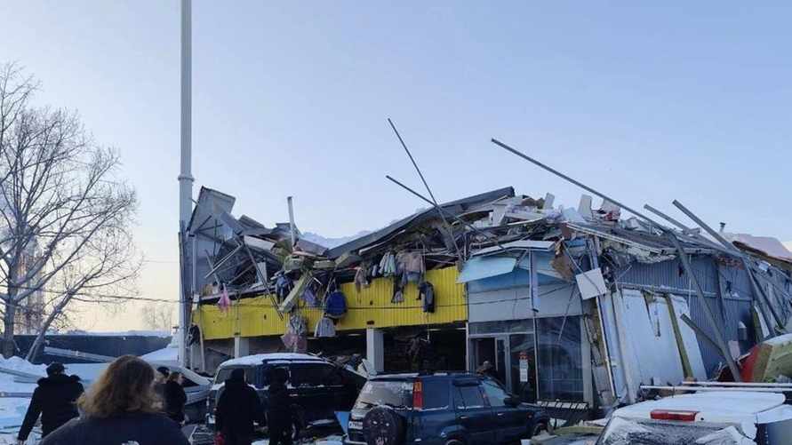 В российском Новосибирске крыша ТЦ обрушилась под тяжестью снега - есть жертвы