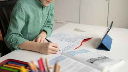 Минская школа пожаловалась на то, как отец делает с сыном домашку. Мужчину арестовали на 10 суток