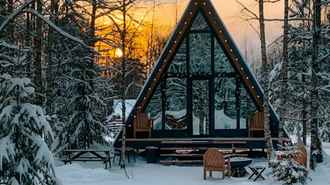 Белорусы поспорили о ценах на «домик в лесу». 350BYN за ночь – «явно завышено» или «ещё дешево»?