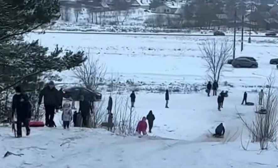 Прокуратура взялась за снежные горки и тюбинги в Беларуси. Что нашли и кого наказали