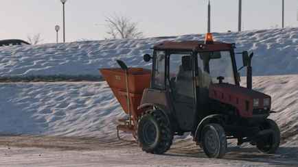 Гродненские власти объяснили, почему посыпают снежные горки песком