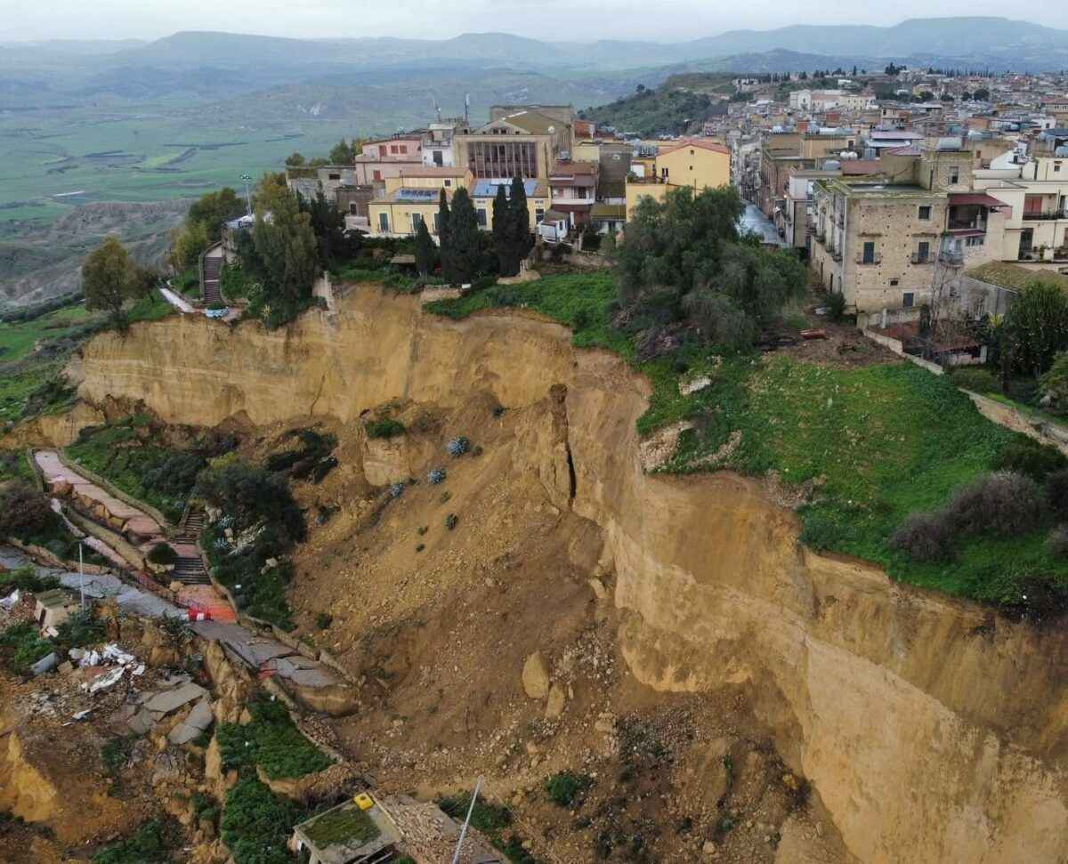 В Италии целый город повис над пропастью - «Это катастрофа»