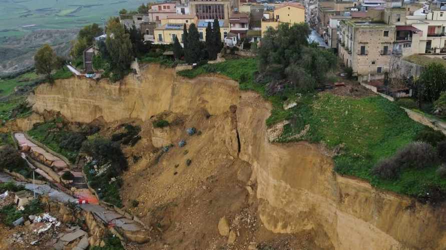 В Италии целый город повис над пропастью - «Это катастрофа»