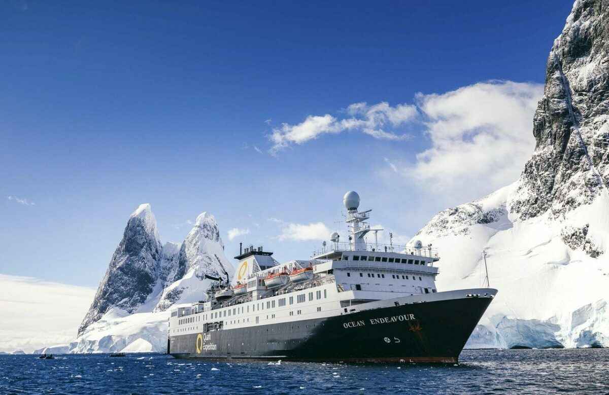 Дания отправила охранять Гренландию корабль с сауной, бассейном и рестораном