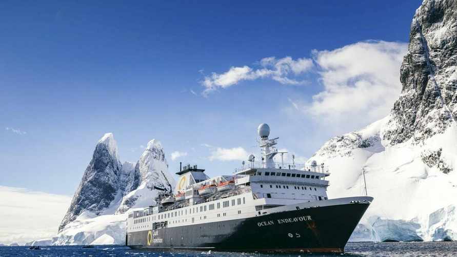 Дания отправила охранять Гренландию корабль с сауной, бассейном и рестораном