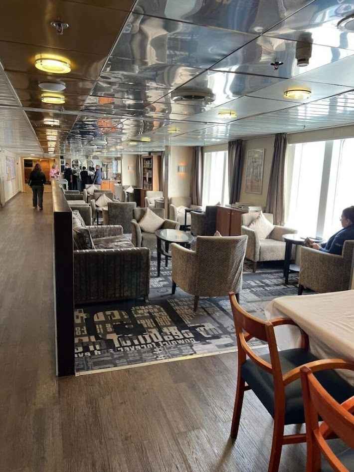 Дания отправила охранять Гренландию корабль с сауной, бассейном и рестораном