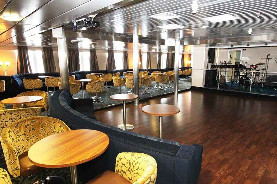 Дания отправила охранять Гренландию корабль с сауной, бассейном и рестораном