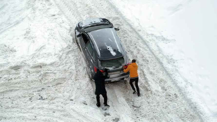 Когда стоит нажимать эту кнопку зимой? Многие водители не понимают принципа работы