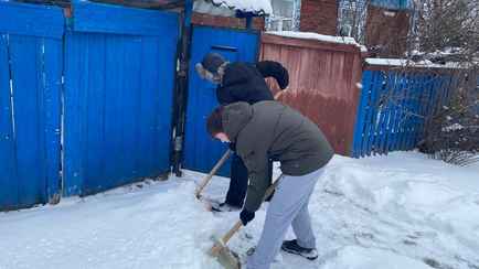 Двум категориям белорусов предложили бесплатно почистить снег во дворе