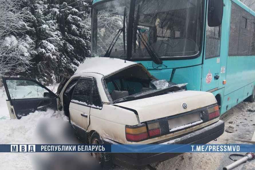 Под Полоцком легковушка вылетела навстречу рейсовому автобусу – двое погибших