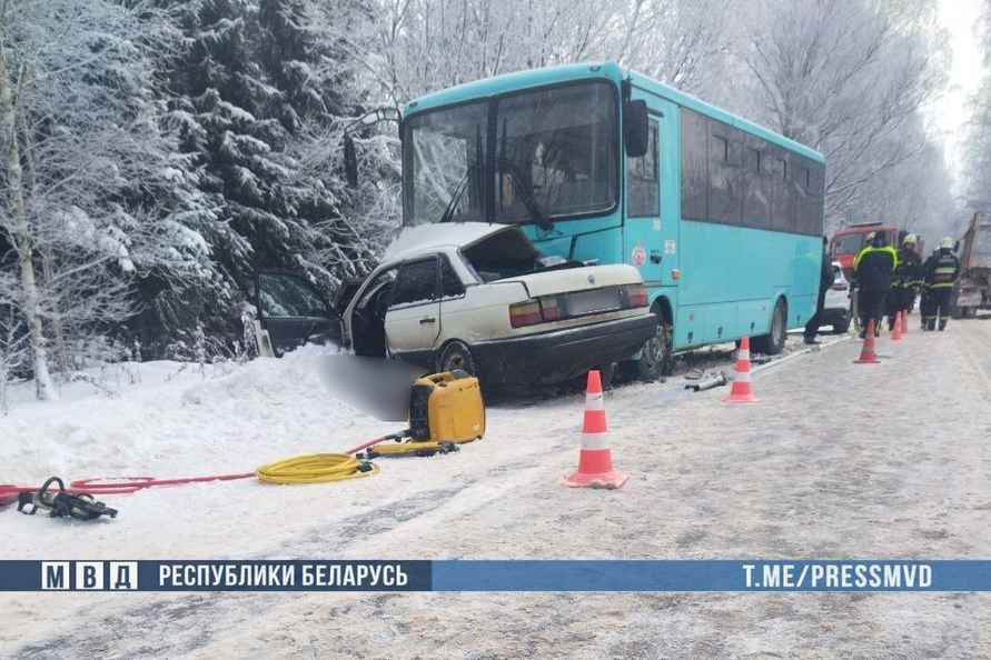 Под Полоцком легковушка вылетела навстречу рейсовому автобусу – двое погибших
