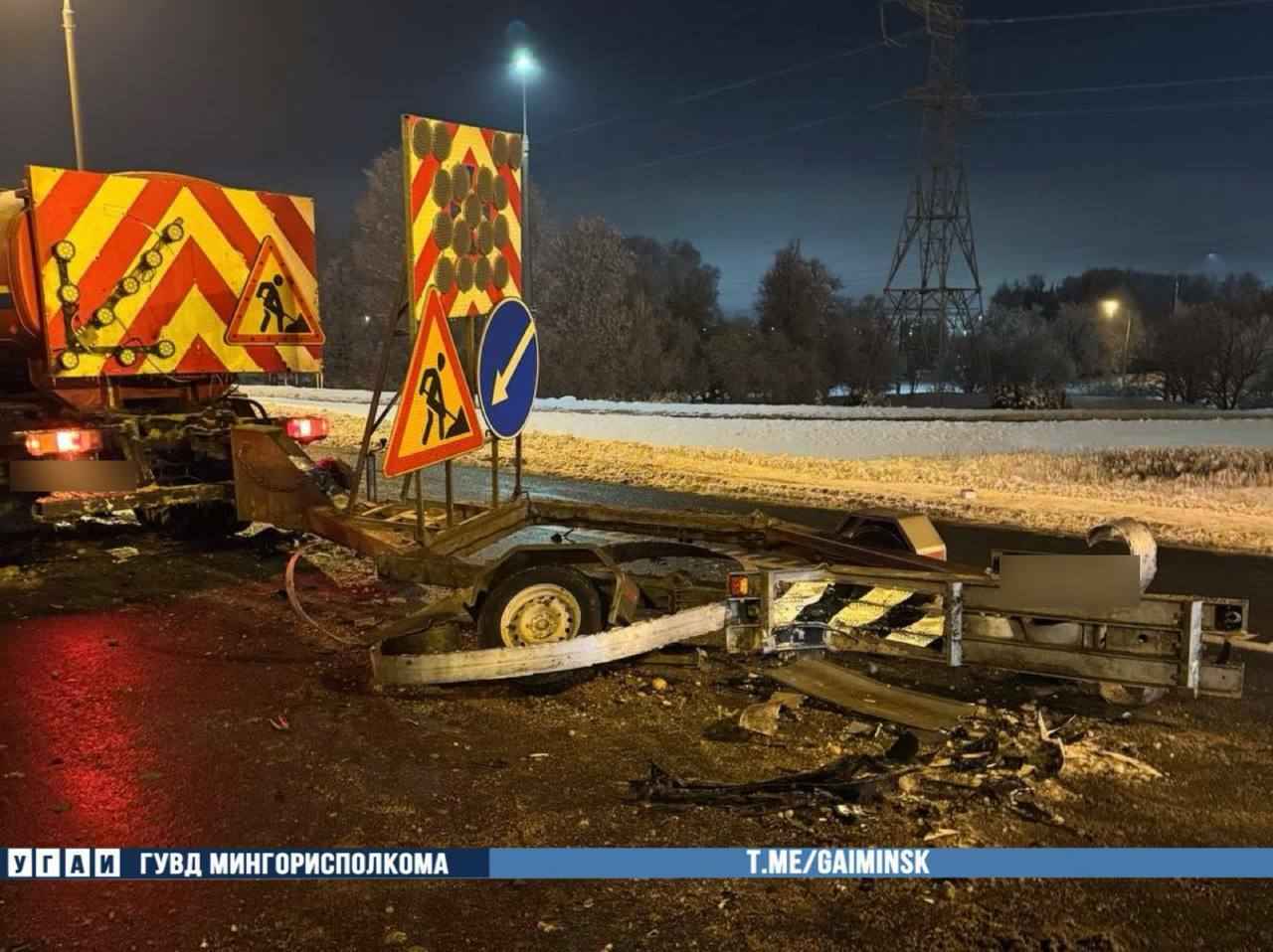 Такси в Минске влетело в МАЗ дорожников – трое в больнице