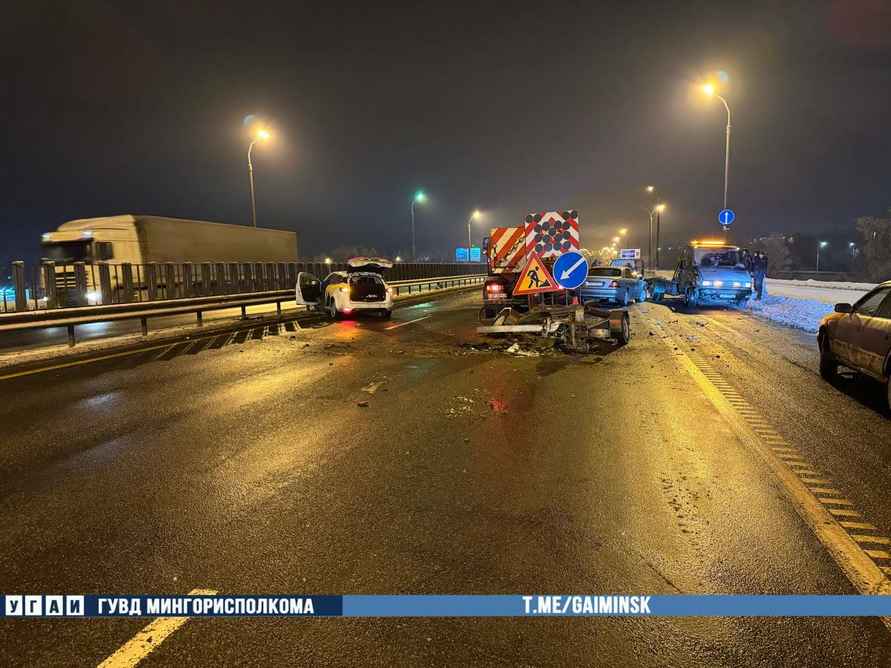 Такси в Минске влетело в МАЗ дорожников – трое в больнице