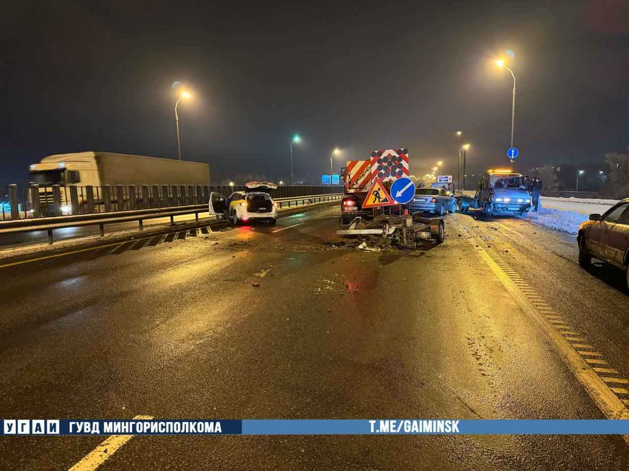 Такси в Минске влетело в МАЗ дорожников – трое в больнице