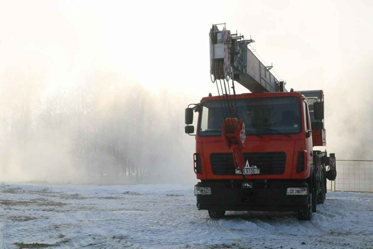 Энергетики продлили ремонт повреждённой в Минске теплотрассы. Когда ждать «нормального» тепла?
